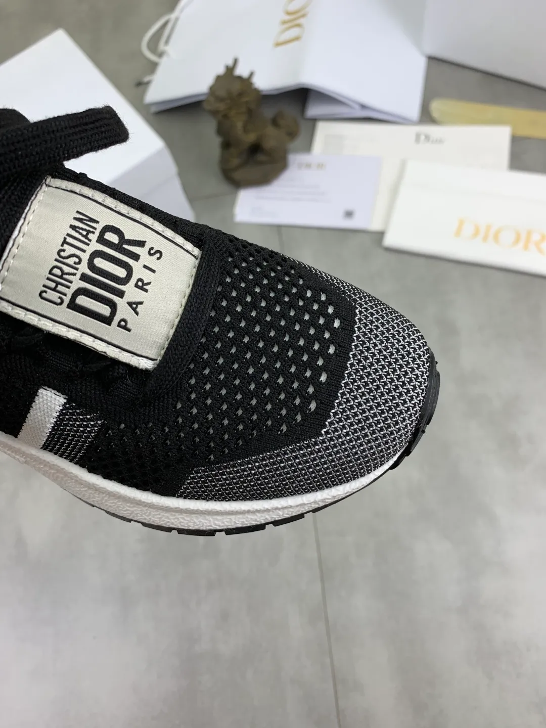Men's Men's Shoes 💰P460 New 2025 new Run'n mesh fly-knit sneakers reinterpret sports style with an elegant and fashionable shape. The upper is crafted from pure black mesh fabric and features the Christian Dior Paris signature on the laces and heel. The sophisticated two-tone sole is lightweight and soft, adding a couture feel to any casual look. Upper: Original open-mold fly-knit fabric, breathable and comfortable. Inner foot pads: mesh fabric/suede sheepskin. Sole: TPU absorbent film anti-slip outsole. Size: couple size 35-45.